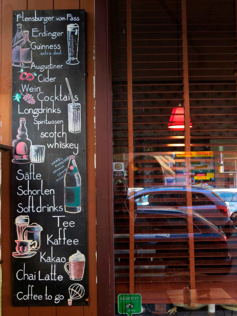 blackboard luftbrücke café getränke