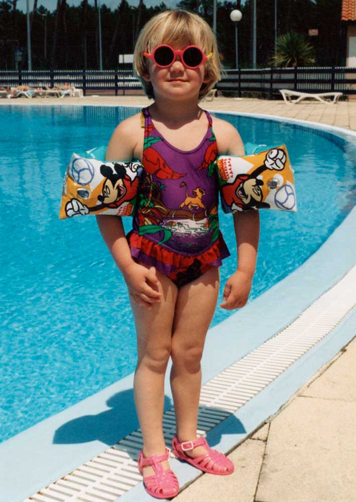 porträt-acryl-kind-am-pool-fotovorlage